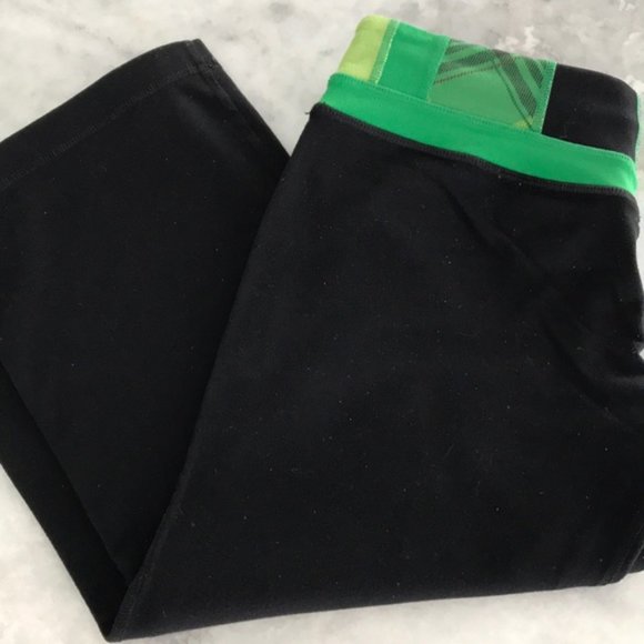 Lululemon Black /Green Groove Crops/Clam Diggers Size 4 - Picture 4 of 8
